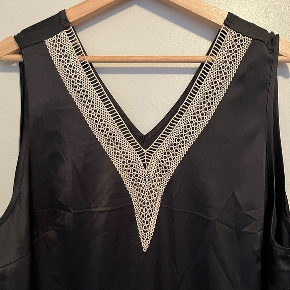 Elegant Black Sleeveless Top with Lace Detail - Picture 3 of 8